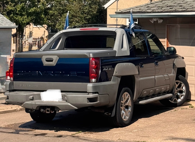 2002 Chevrolet Avalanche LTZ Z71 in Cars & Trucks in Edmonton - Image 3