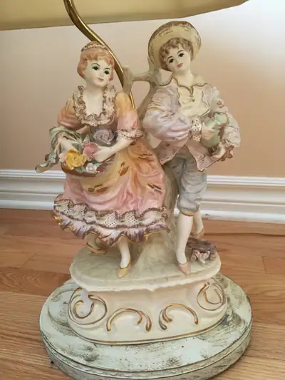 Beautiful Lamp has a young couple walking in full Victorian dress. This is stunning estate piece. It...