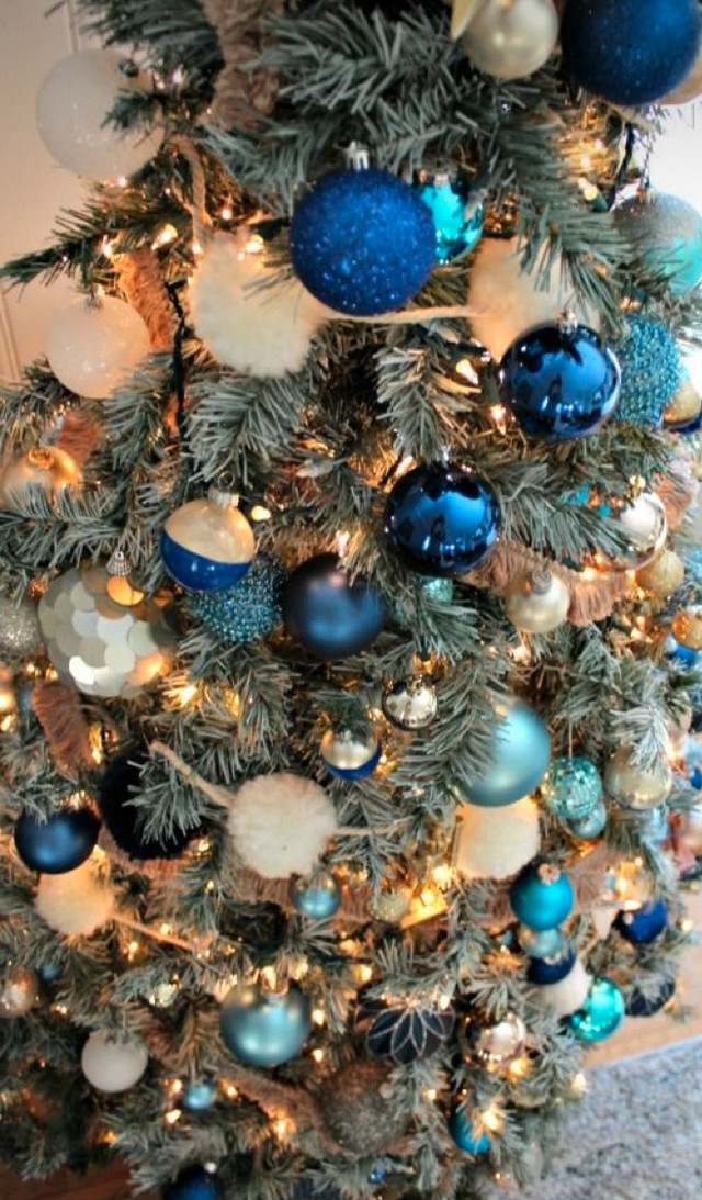 7.5 foot prelit Christmas tree in Holiday, Event & Seasonal in London - Image 2
