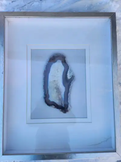This is a beautiful framed agate slice artwork that would look fantastic in any room. The frame is s...