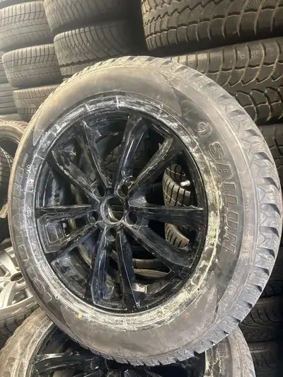 2024 Honda pilot 18” rims with 265-60-18 sailun ice blazer winter tires. In very good condition. Tir...