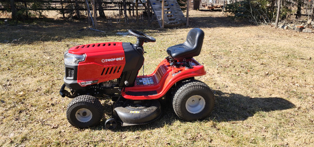 Like new Troy-Bilt Bronco 42B ride on mower with 42" deck in Lawnmowers & Leaf Blowers in Strathcona County - Image 2