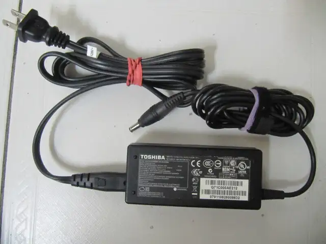 Toshiba Model PA3714U-1ACA OEM 19Volt LapTop Power Supply XCond in Arts & Collectibles in Mississauga / Peel Region - Image 2