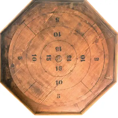 Il est rare de trouver un plateau d’un côté le jeu de Crokinole (croquignole) et de l’autre de Parch...