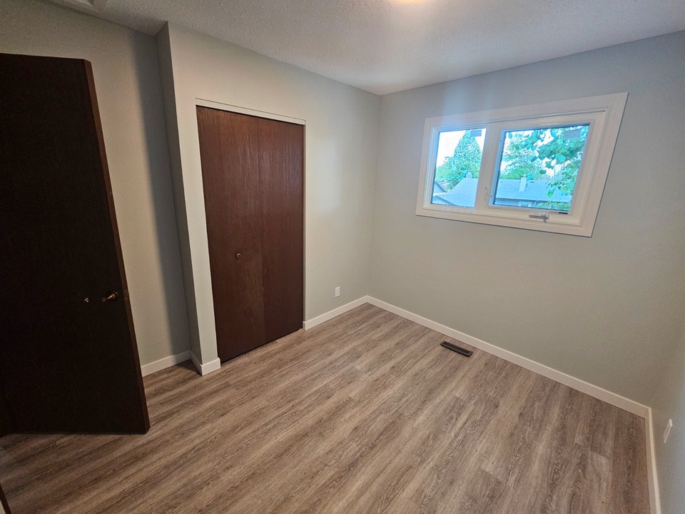 SIDE BY SIDE HOUSE WITH 3 BED, 2 BATH AND BACKYARD 5