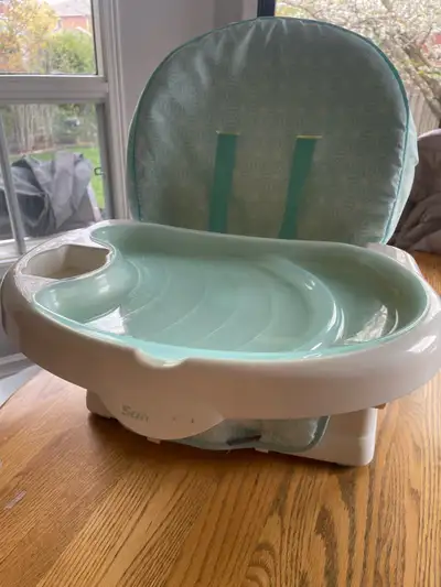 This is a used Summer Infant booster seat, perfect for transitioning your little one to the dining t...