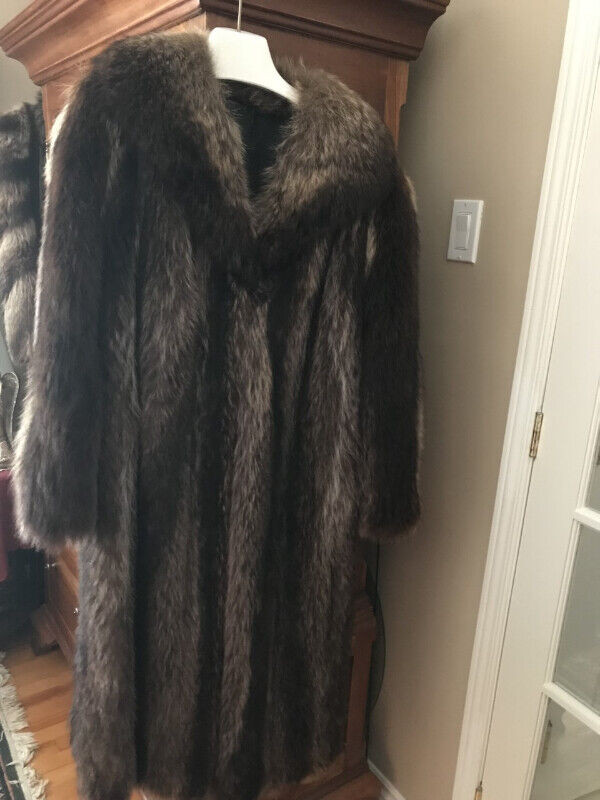 Long Fur Coat dans Femmes - Hauts et vêtements d'extérieur  à Laval/Rive Nord