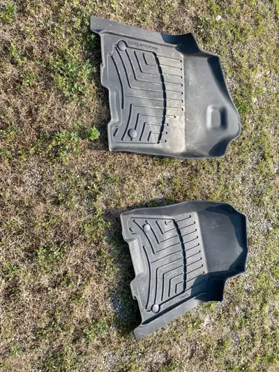 Like new Used in my dodge ram 2022 classic Asking $65 obo Checkout my other ads