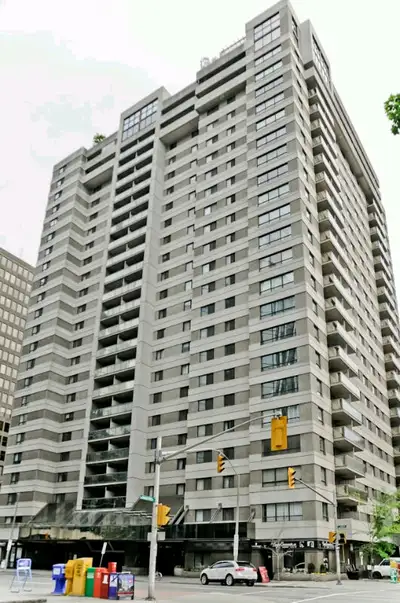 Renovated 2 Bed Condo, Kent/Laurier, A/C, Aug 1 Occupancy