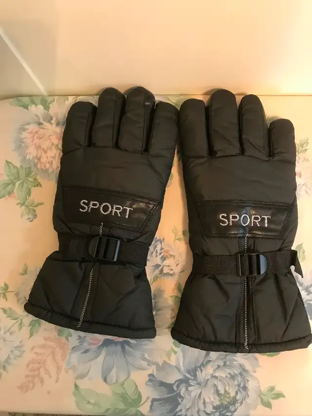 Ski Snowboard Winter gloves in Ski in Richmond - Image 2