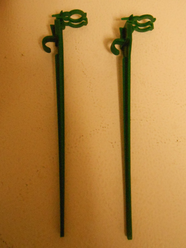 Light Clips / Yard Stakes -New in Outdoor Lighting in Hamilton - Image 4