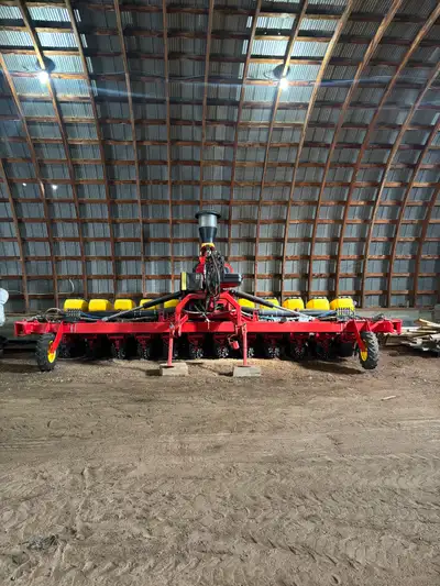 Movable spacing (15)(22)(30) Canola discs Corn discs Will plant sugar beets Liquid kit electric Tank...