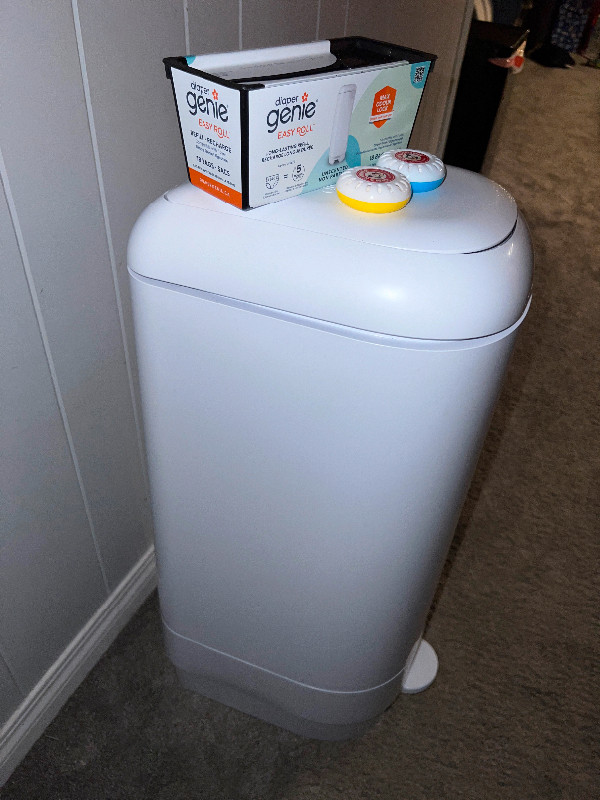 Like new Diaper Genie signature with accessories in Bathing & Changing in Winnipeg - Image 2