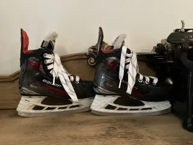 Bauer Youth Vapor X5 Pro Hockey Skates Size 13.5 in Hockey in Winnipeg - Image 4