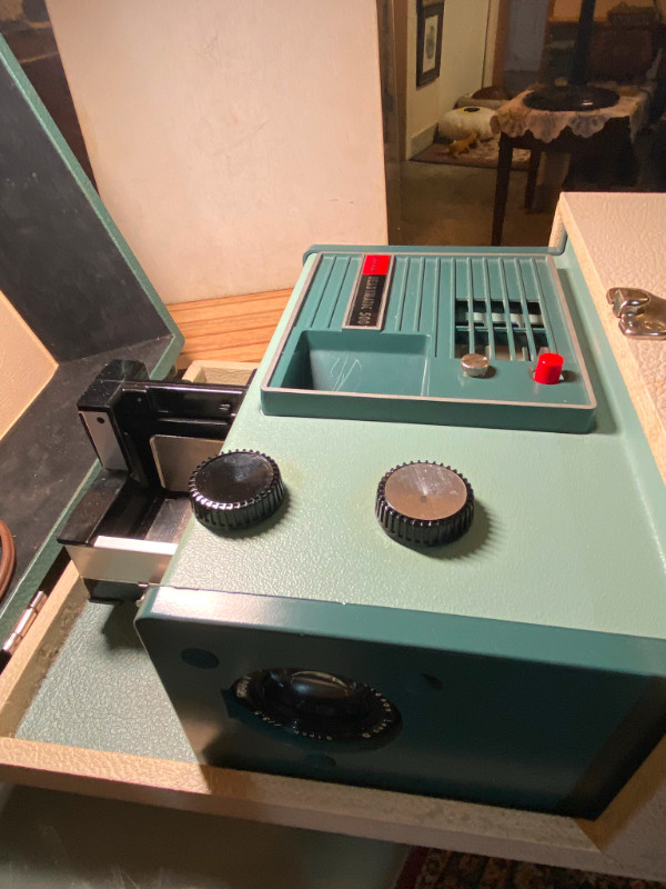 Vintage Kodak Readymatic 500 Slide Projector in Carrying Case . in Arts & Collectibles in Vancouver - Image 3