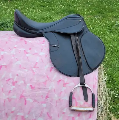 This 18-inch Supra English saddle. This saddle is in good condition, showing normal signs of wear fr...