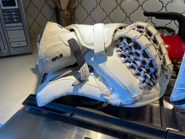 CCM Eflex 4 pro return goalie gloves  in Hockey in Ottawa - Image 2
