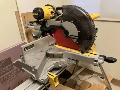 double bevel 12” sliding compound miter saw includes: foldable dewalt stand, dust bag, diablo blade...