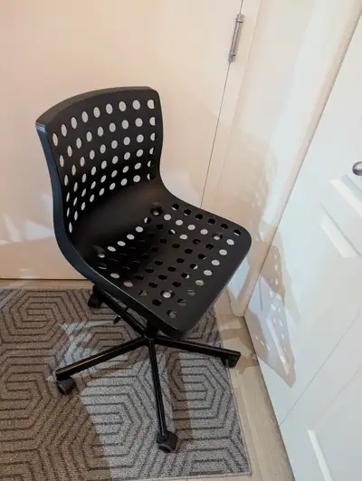 chaise IKEA noire. Ajustement en hauteur. Très confortable. Utiliser le chat de Kijiji pour échanger...