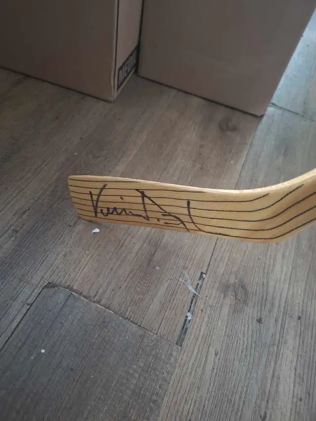 bâton hockey  neuf molson ex : signé par Vincent denfouse  in Garage Sales in Laval / North Shore - Image 4