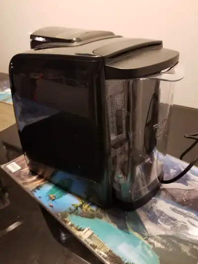 Cafetière noir Marque Tassimo , presque neuve hauteur réservoir 8 pouces . $30.00 On peut me rejoind...