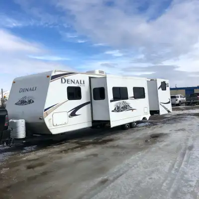 2010 Dutchman Denali 33 ft bumper pull 9400lb Queen Bed at the Front Bunk in the Back Two slides Out...