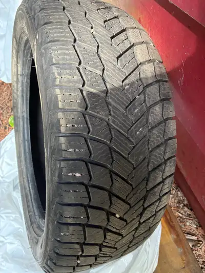 Ensemble de 4 pneus d’hiver Michelin X‑Ice Snow, sans jantes. • Dimension : 205/55R17 • Achetés en d...