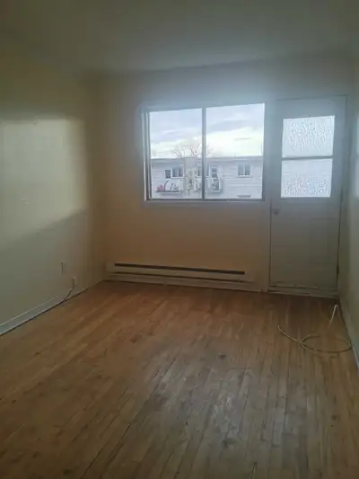 Beau 4 1/2 avec deux chambres fermées qui se trouve près de tous les services