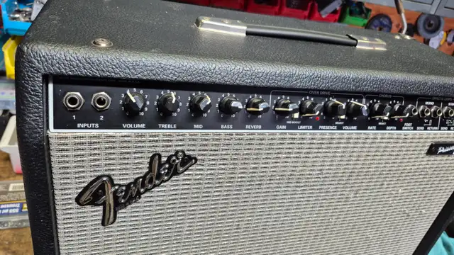 Fender 210 Princeton Chorus Guitar Amp in Amps & Pedals in Ottawa - Image 3