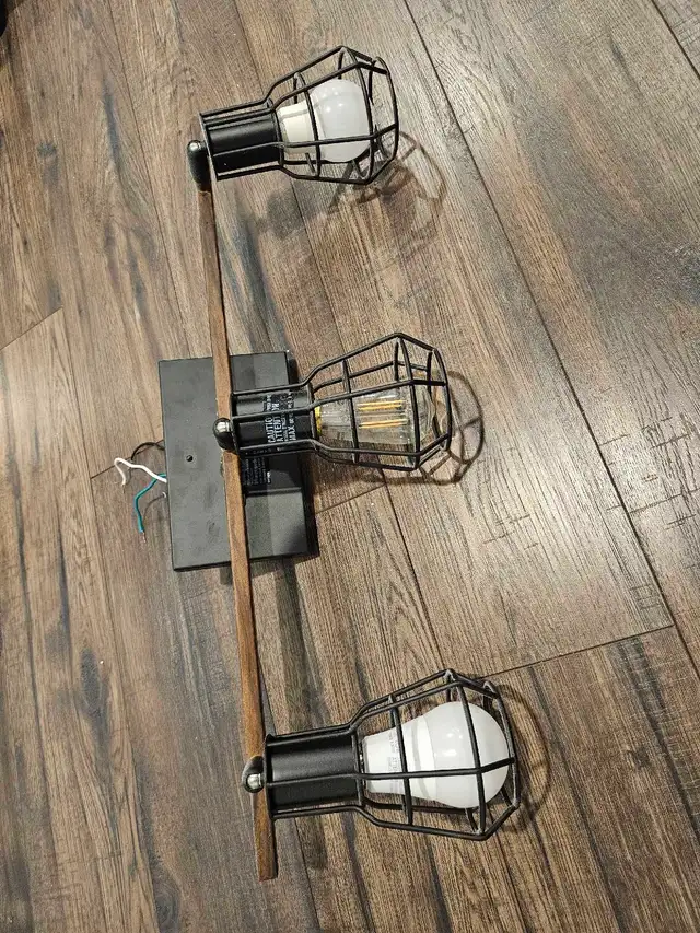 vanity Light for Bathroom in Indoor Lighting & Fans in Oakville / Halton Region - Image 3