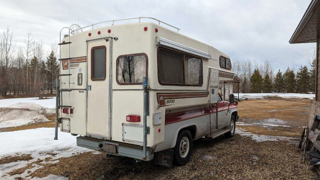 Clean 1986 C20 with Bigfoot fiberglass camper in Classic Cars in Grande Prairie - Image 4