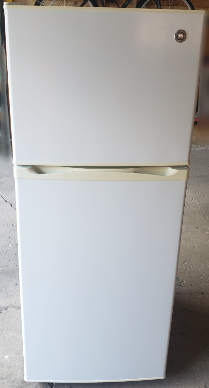Apartment size fridge GE 24in like New | Refrigerators | Winnipeg | Kijiji
