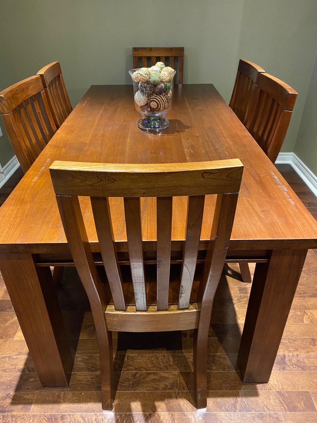 Dining table in Dining Tables & Sets in St. Catharines