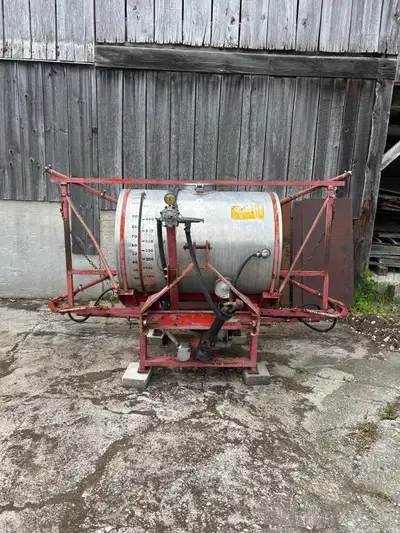 This is a used sprayer for a 3-point hitch system, designed for efficient application of liquids on...