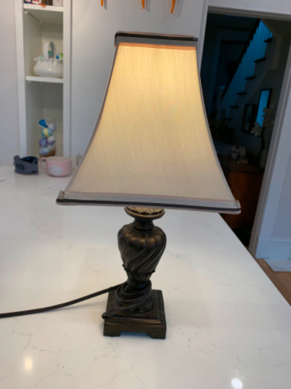 Table lamp dans Éclairage intérieur et plafonniers  à Ville d’Halifax