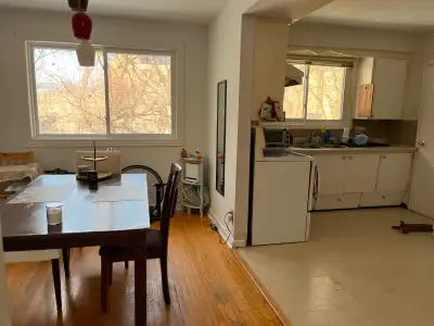 Short walking distance to McMaster university