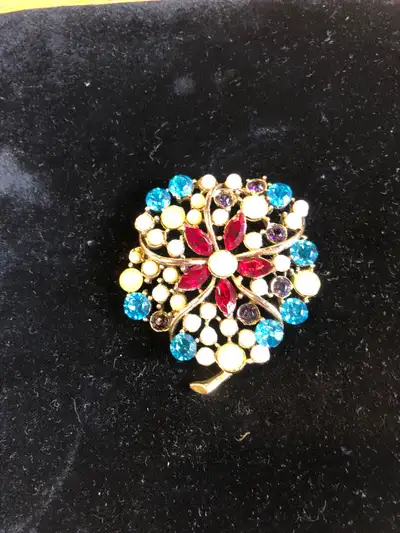 Nice signed Weiss brooch no dead stones or missing stones excellent condition costume jewelry measur...