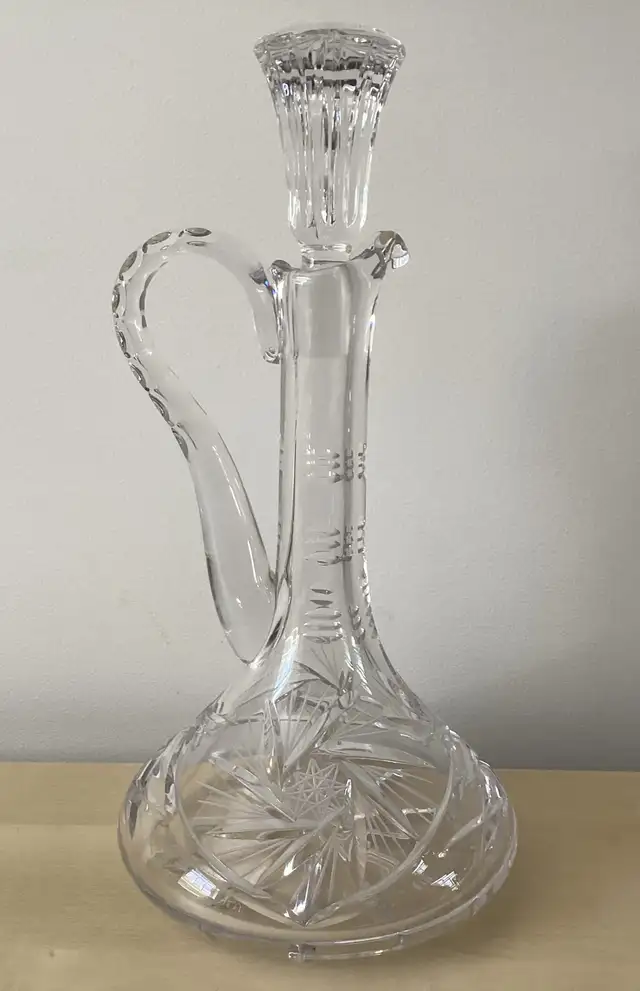Vintage Heavy Cut Crystal Pinwheel Whiskey Wine Decanter in Kitchen & Dining Wares in West Island - Image 4