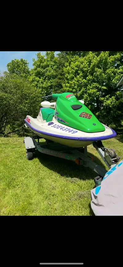 Voici un SeaDoo GTX 650 de 1996, un 3 places . * Marque: SeaDoo * Modèle: GTX 650 * Année: 1996 Le p...