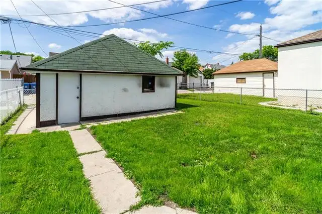 CUTE 2 BEDROOMS WEST END HOUSE FOR RENT JULY OR AUG