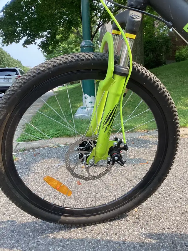 Genesis Barracuda 2.0 Disc Youth Mountain Bike 24 inch  in Mountain in City of Montréal - Image 5