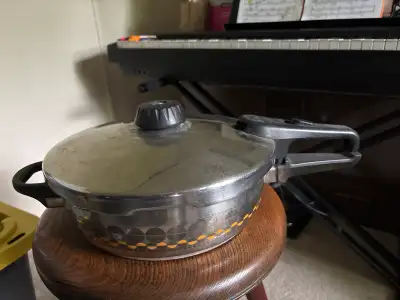 This Fissler pressure cooker is a reliable German made kitchen workhorse perfect for preparing quick...
