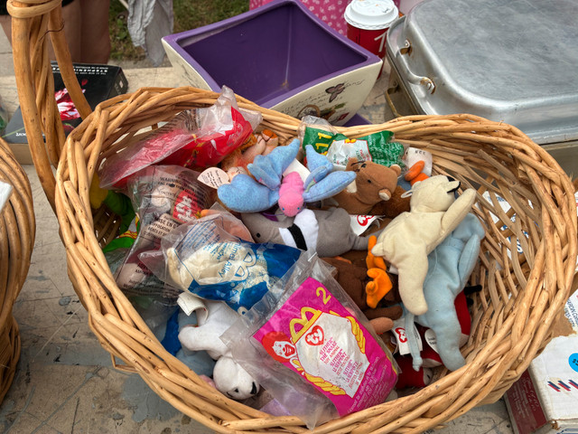  Yard sale in Other in Hamilton - Image 2