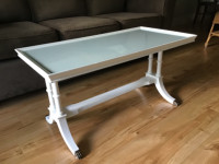 Solid wood coffee table ! Excellent condition