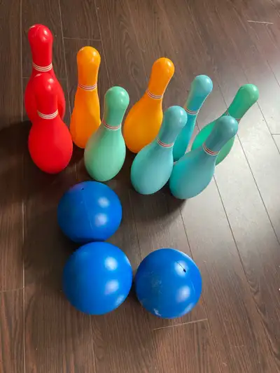 Get ready to roll with this fun, used bowling set that includes 10 colourful pins and 3 blue bowling...