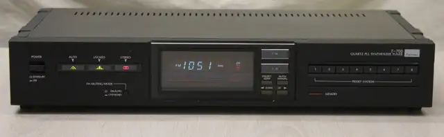 Vintage Sansui T-700 Quartz PLL Synthesizer Tuner in Stereo Systems & Home Theatre in St. Catharines - Image 2