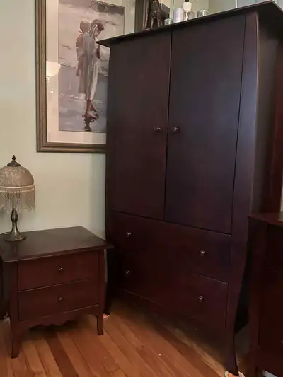 Set de chambre en bois ! 2 tables de chevets, bureau 6 tiroirs avec miroir, commode pour homme et ca...