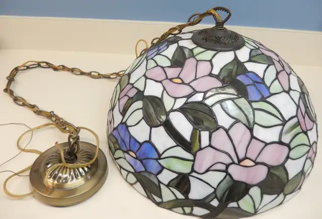 Retro Tiffany-Style Swag Lamp in Indoor Lighting & Fans in Red Deer - Image 2