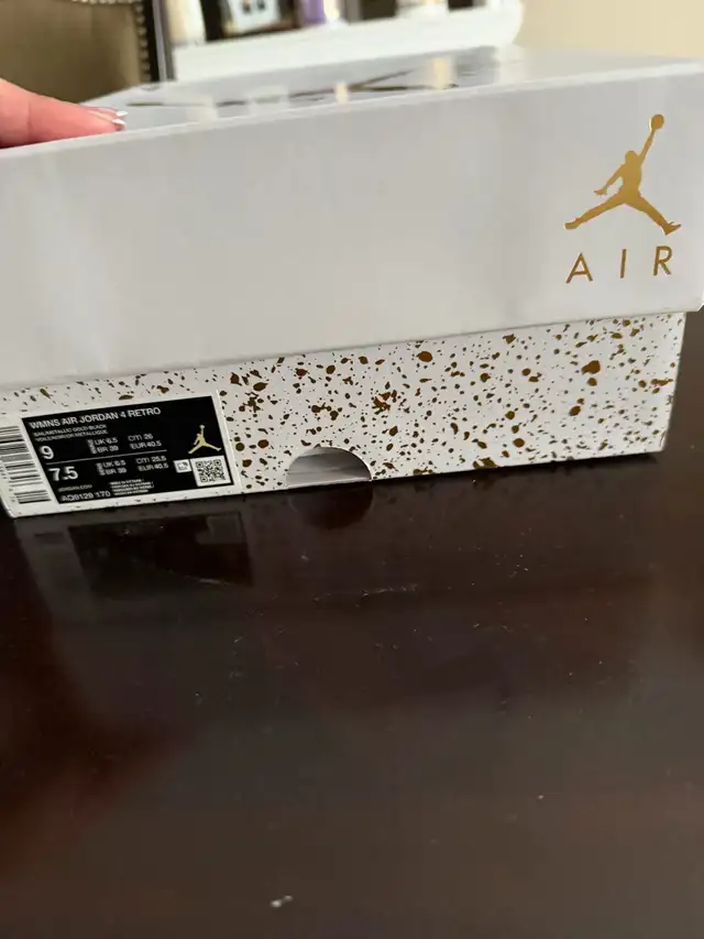 Air Jordan 4 Retro in Men's Shoes in Markham / York Region - Image 4