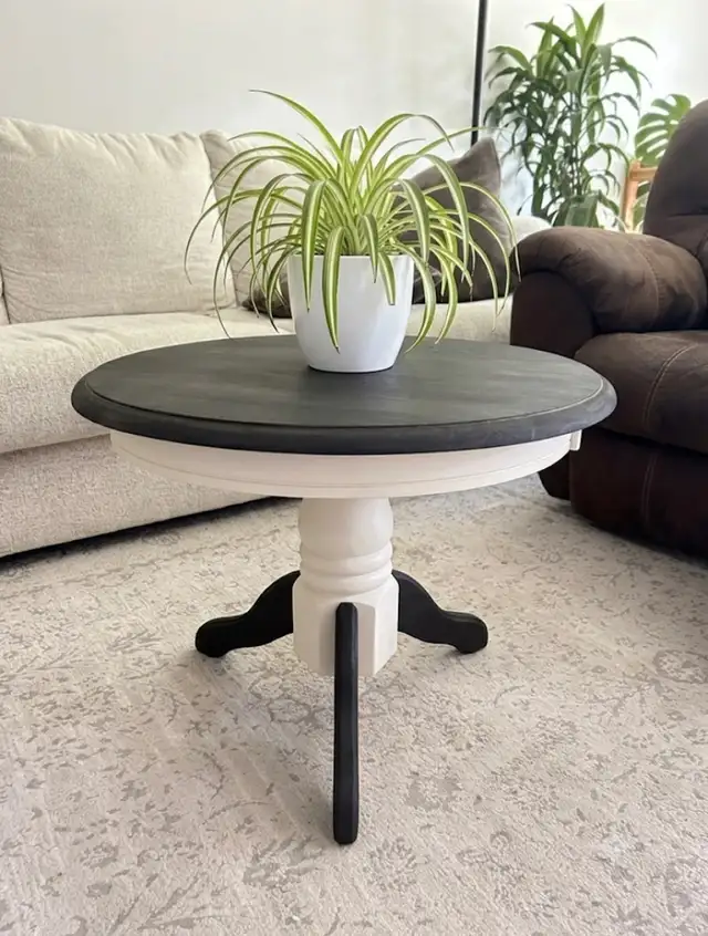 Refurbished Round coffee table/side table in Coffee Tables in Ottawa - Image 3